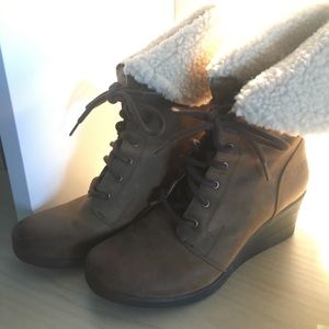 UGG Waterproof Leather Boots w Sherling